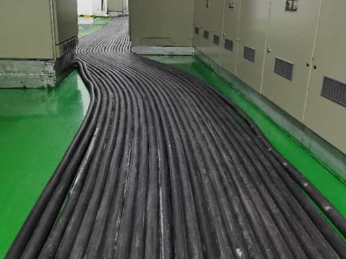 青秀如何根据理论计算公式计算温度对特定电压测量结果的影响？